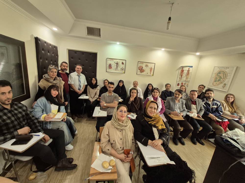 تمرین عملی هنرجویان در دوره آموزش طب سوزنی